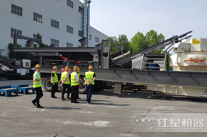 客戶來廠考察建築垃圾破碎設備 客戶來廠考察建築垃圾破碎設備