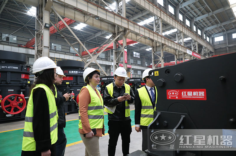 客戶來廠考察破碎機設備 客戶來廠考察破碎機設備