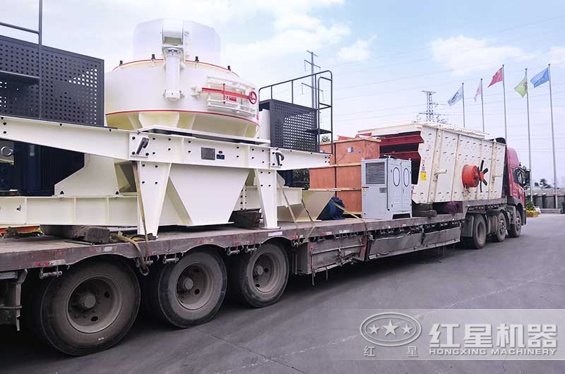 整套沖擊式河卵石制砂機設備裝車發貨中 整套沖擊式河卵石制砂機設備裝車發貨中