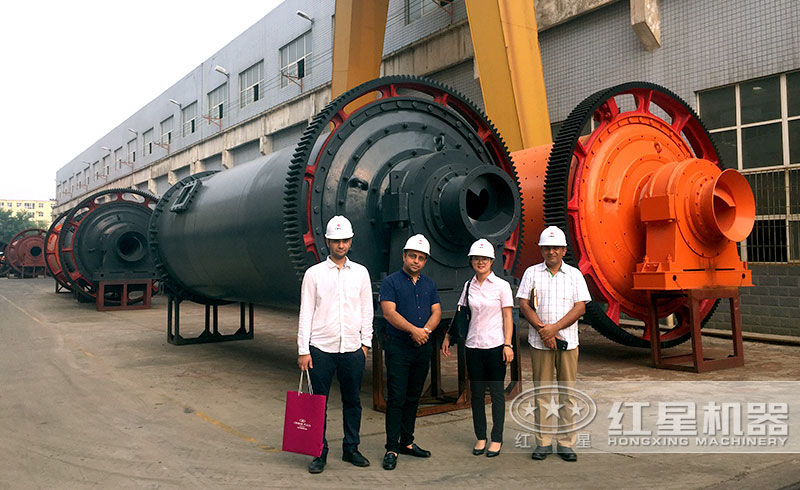 球磨機客戶前來參觀選購機型 球磨機客戶前來參觀選購機型