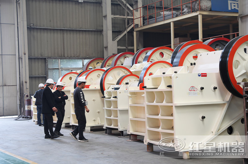 客戶來紅星車間參觀大型颚破石子機 客戶來紅星車間參觀大型颚破石子機