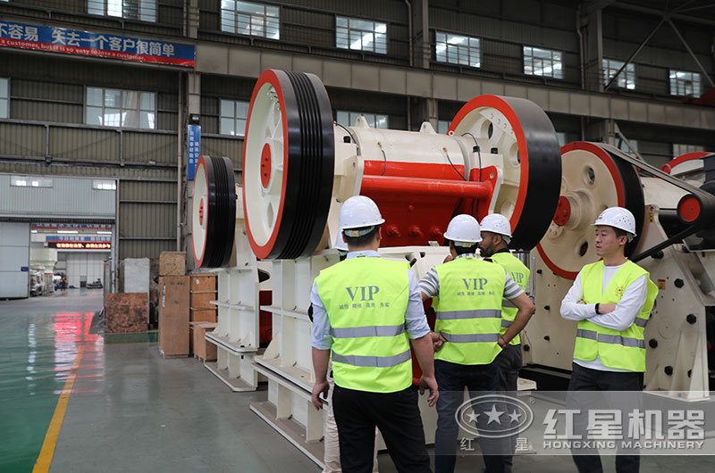 客戶來廠考察颚式破碎機 客戶來廠考察颚式破碎機