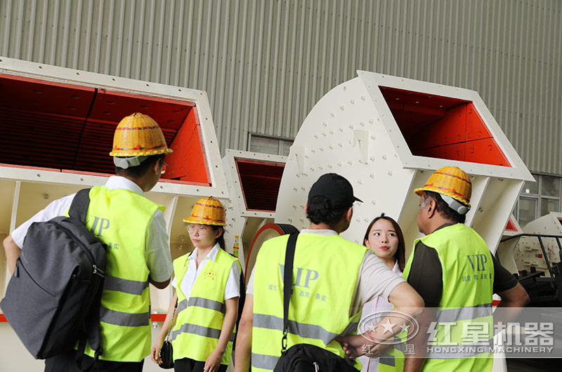 客戶來廠考察玻璃粉碎設備 客戶來廠考察玻璃粉碎設備