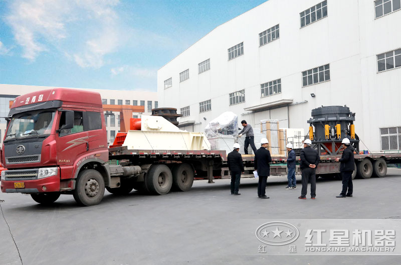 圓錐破碎機裝車、發貨(廠家直銷、價格實惠) 圓錐破碎機裝車、發貨(廠家直銷、價格實惠)