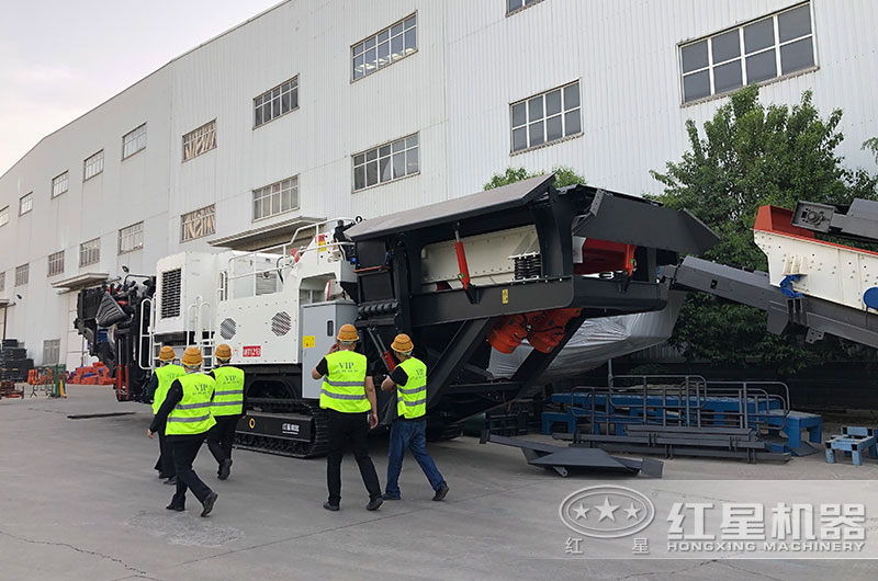 客戶來河南紅星廠參觀移動破碎機 客戶來河南紅星廠參觀移動破碎機