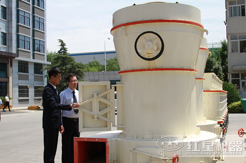 客戶來廠考察粉煤灰磨粉機設備 客戶來廠考察粉煤灰磨粉機設備