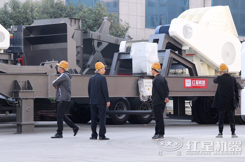 用戶到廠考察移動破碎篩分一體機 用戶到廠考察移動破碎篩分一體機