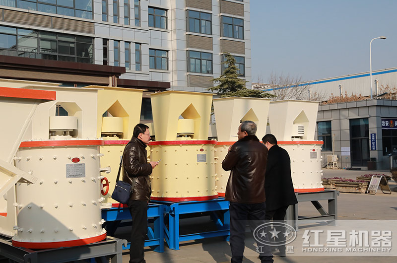 客戶來廠考察立式複合破碎機設備 客戶來廠考察立式複合破碎機設備