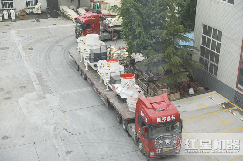 紅星石頭磨粉機成套設備裝車發貨中 紅星石頭磨粉機成套設備裝車發貨中