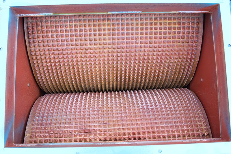 楔塊或墊片調節輥輪間距,控制排料大小 楔塊或墊片調節輥輪間距,控制排料大小