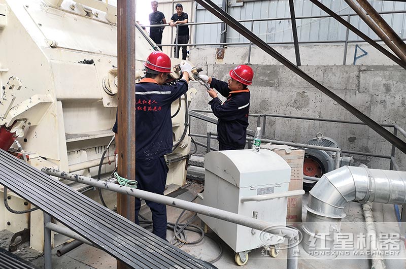 紅星技術人員奔赴現場為客戶調設備 紅星技術人員奔赴現場為客戶調設備