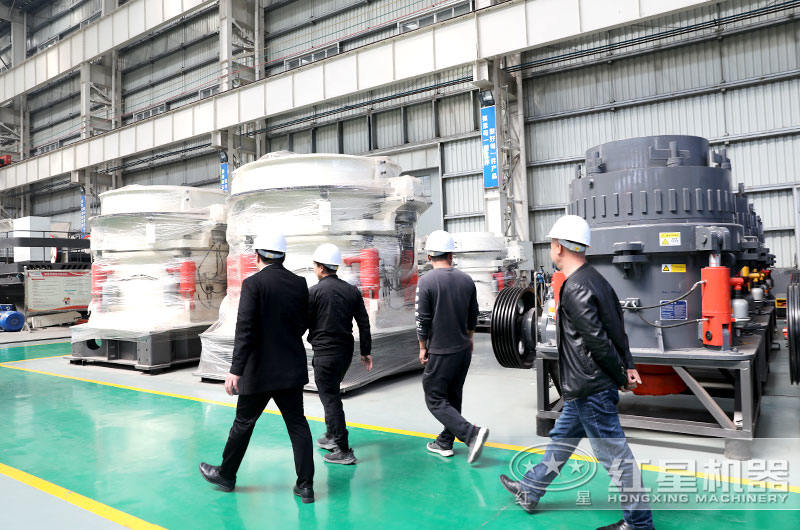 客戶到廠考察圓錐破碎機 客戶到廠考察圓錐破碎機