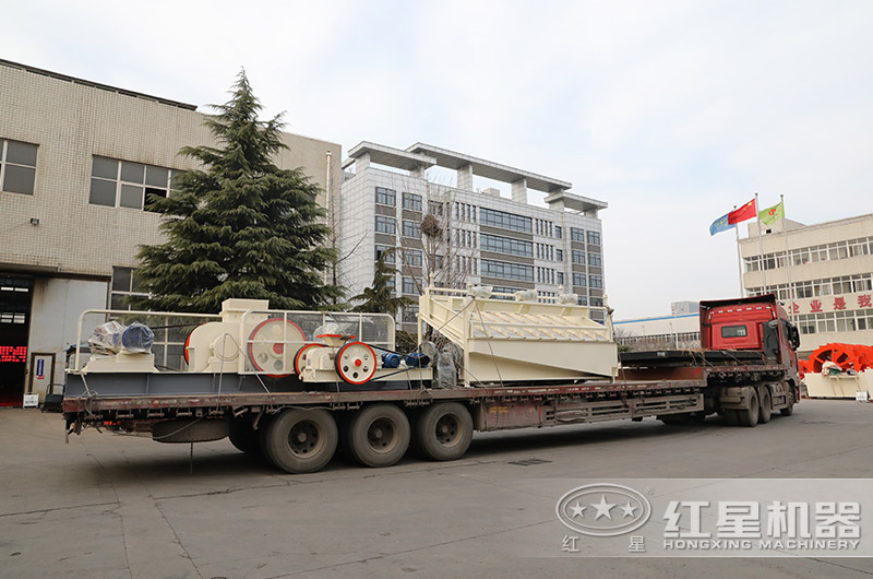 紅星對輥破碎機裝車發貨現場 紅星對輥破碎機裝車發貨現場