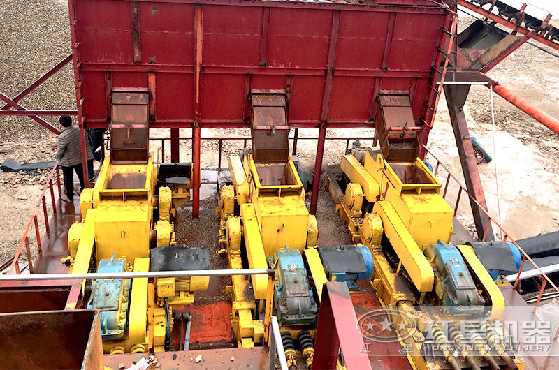 三台對輥破聯合作業,江蘇客戶鵝卵石破碎現場 三台對輥破聯合作業,江蘇客戶鵝卵石破碎現場