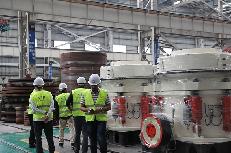 客戶來廠參觀石子加工設備 客戶來廠參觀石子加工設備