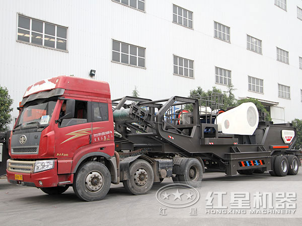 準備發貨的車載移動式建築垃圾破碎機