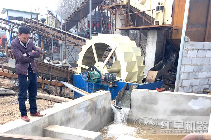 正在工作的輪鬥式洗砂機