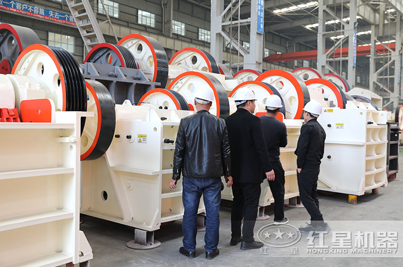 客戶來廠參觀,經理陪同做詳細介紹 客戶來廠參觀,經理陪同做詳細介紹