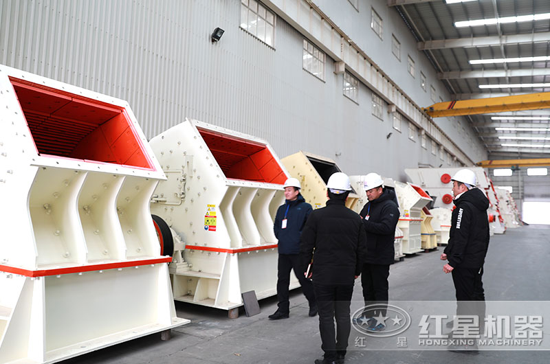 經理陪同客戶到設備生産車間參觀 經理陪同客戶到設備生産車間參觀