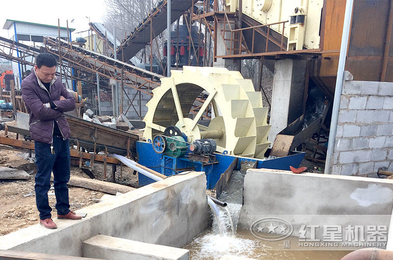 洗沙機旁配備沉澱池,實現水資源循環利用 洗沙機旁配備沉澱池,實現水資源循環利用