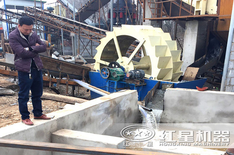 洗砂機旁配置沉澱池,實現水資源循環利用 洗砂機旁配置沉澱池,實現水資源循環利用