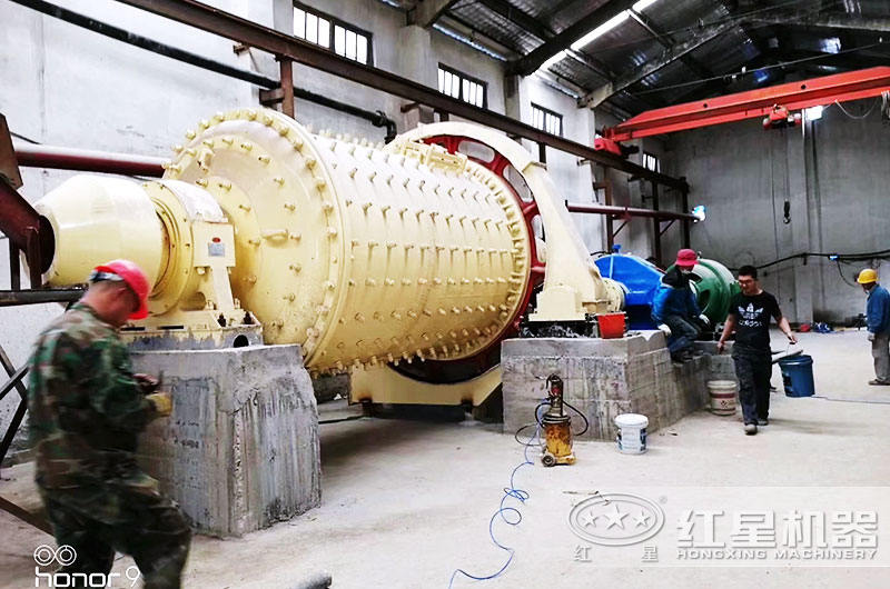 球磨機安裝進行中,等待投産 球磨機安裝進行中,等待投産