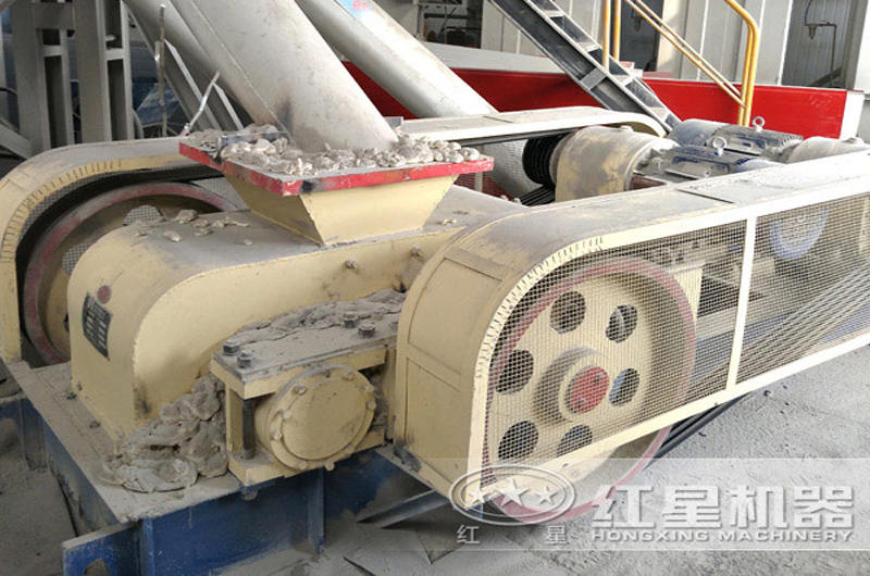 時産20噸河卵石對輥制砂機作業直拍圖 時産20噸河卵石對輥制砂機作業直拍圖