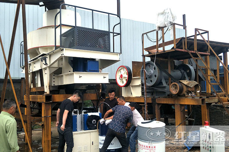 紅星專業技術人員在現場幫助指導安裝 紅星專業技術人員在現場幫助指導安裝