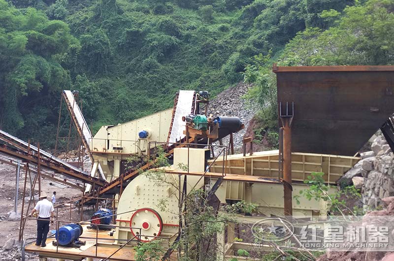 中型錘式破碎機現場作業 中型錘式破碎機現場作業