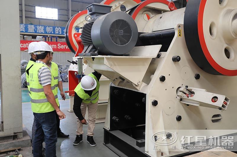 客戶來廠區了解石子生産線的相關設備 客戶來廠區了解石子生産線的相關設備