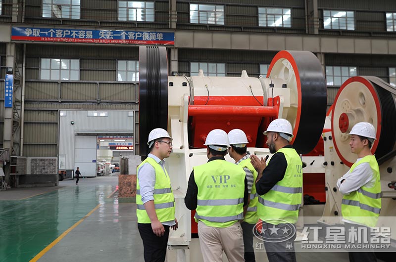 紅星客戶到廠參觀颚式破碎機 紅星客戶到廠參觀颚式破碎機