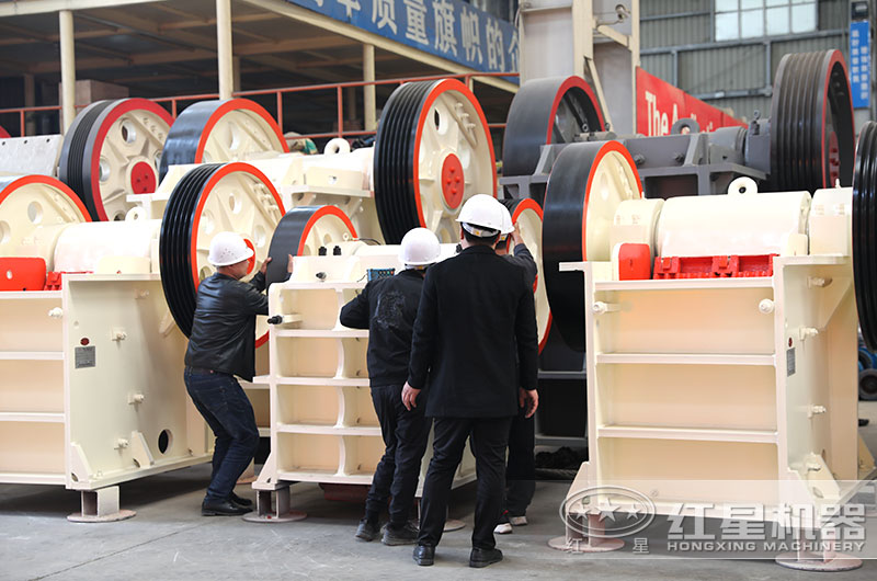 紅星客戶到廠參觀考察颚式粉碎機 紅星客戶到廠參觀考察颚式粉碎機