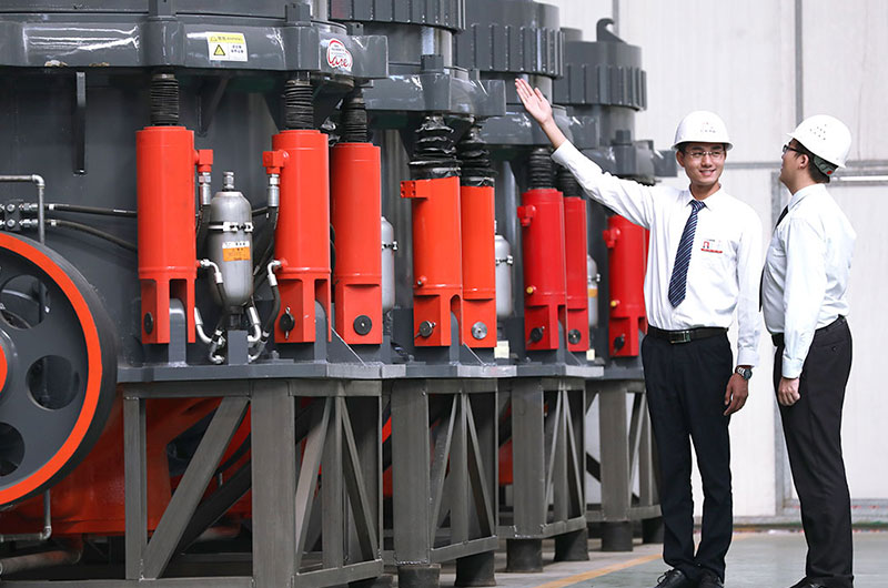 紅星工程師為客戶講解HXGYS300圓錐機 紅星工程師為客戶講解HXGYS300圓錐機