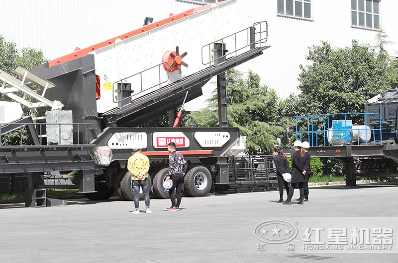 紅星客戶到廠參觀考察車載式移動破碎機 紅星客戶到廠參觀考察車載式移動破碎機