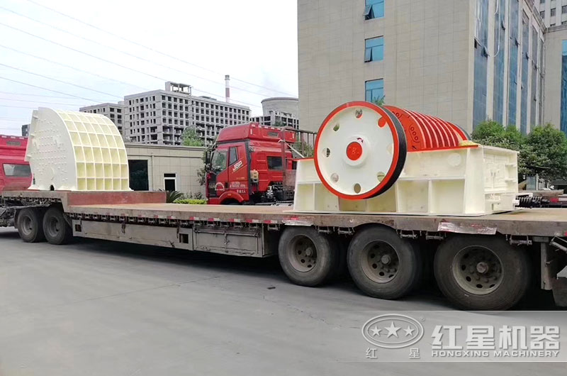 紅星時産3000噸的PCZ2225重錘式破碎機發貨現場 紅星時産3000噸的PCZ2225重錘式破碎機發貨現場