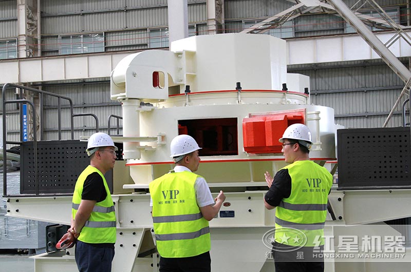 紅星工程師為用戶講解河卵石制砂設備 紅星工程師為用戶講解河卵石制砂設備