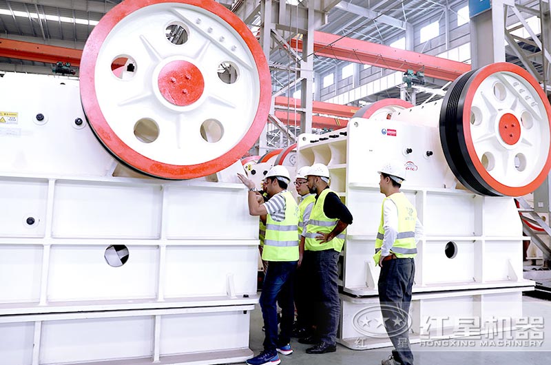 紅星客戶到廠參觀考察大型颚式破碎機 紅星客戶到廠參觀考察大型颚式破碎機