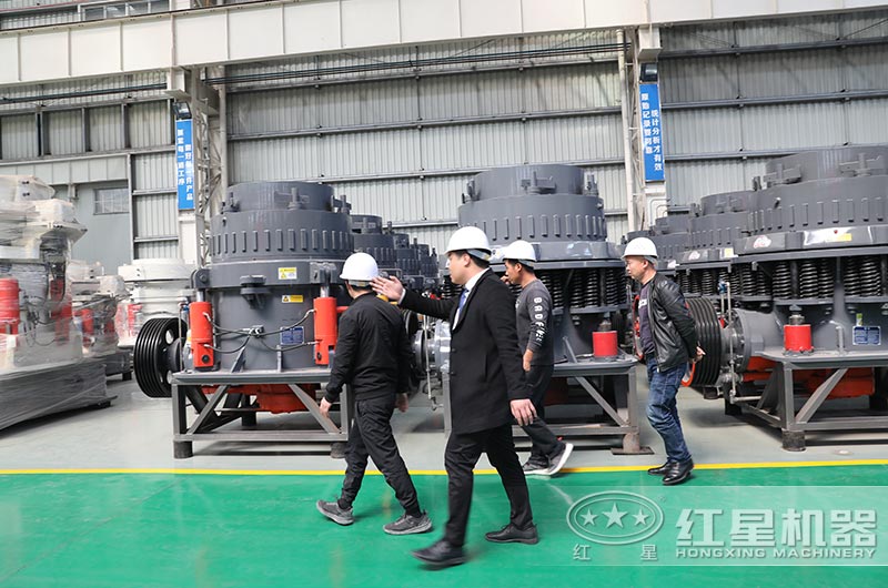 客戶到廠參觀2200圓錐破碎機 客戶到廠參觀2200圓錐破碎機