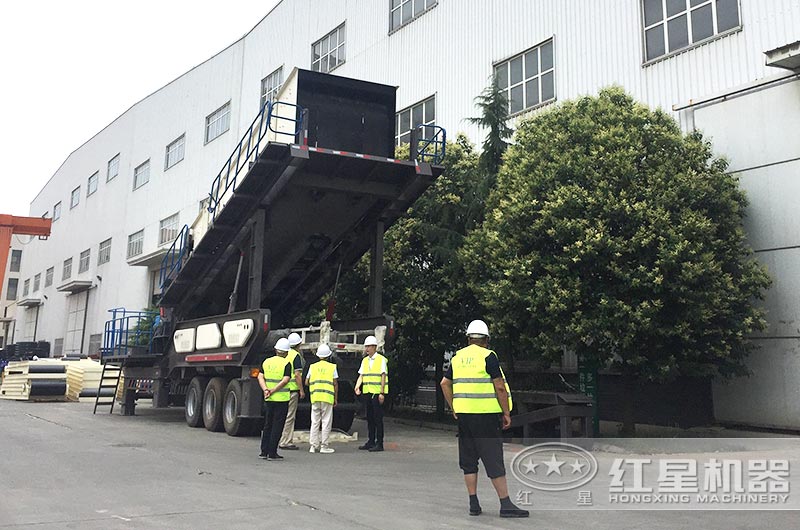 客戶到廠近距離考察移動式水泥路面破碎機 客戶到廠近距離考察移動式水泥路面破碎機