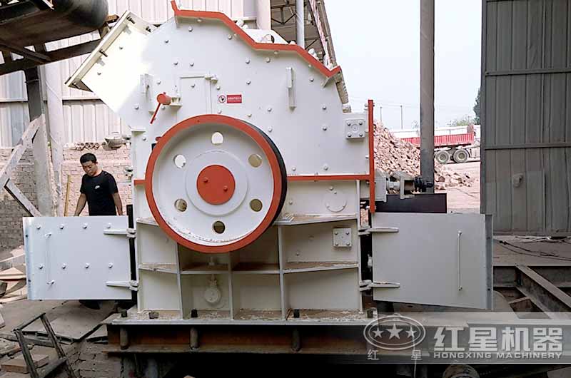 細碎制砂機正在安裝 細碎制砂機正在安裝