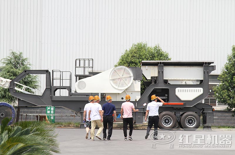 用戶來廠近距離參觀移動山石破碎機 用戶來廠近距離參觀移動山石破碎機