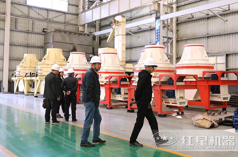 客戶到廠近距離考察小型沖擊式破碎機 客戶到廠近距離考察小型沖擊式破碎機