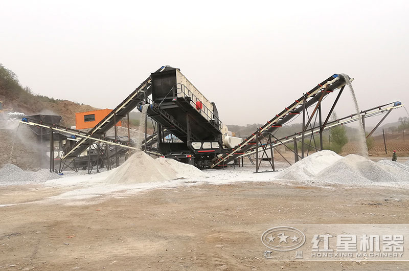 正在廣東作業的移動式破碎磕沙機 正在廣東作業的移動式破碎磕沙機