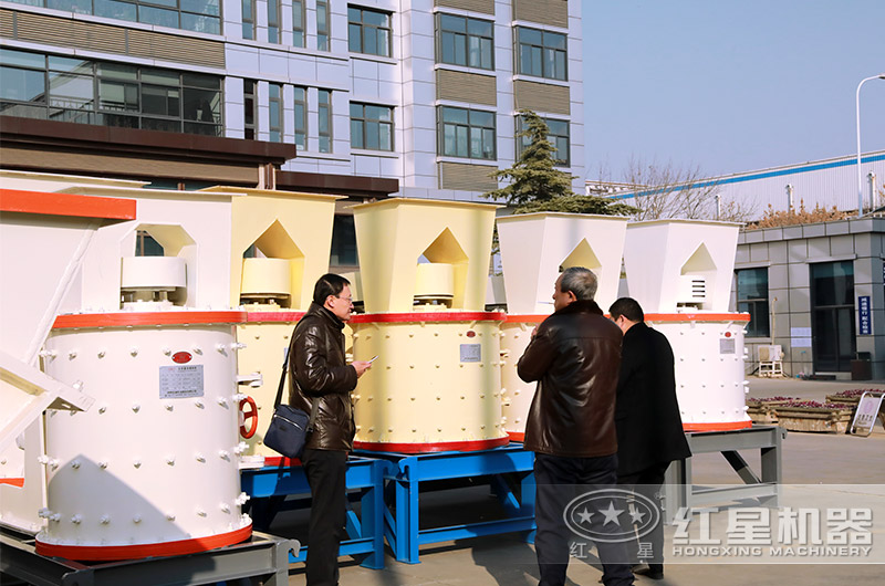 客戶來紅星廠區參觀,近距離了解小型制砂機 客戶來紅星廠區參觀,近距離了解小型制砂機