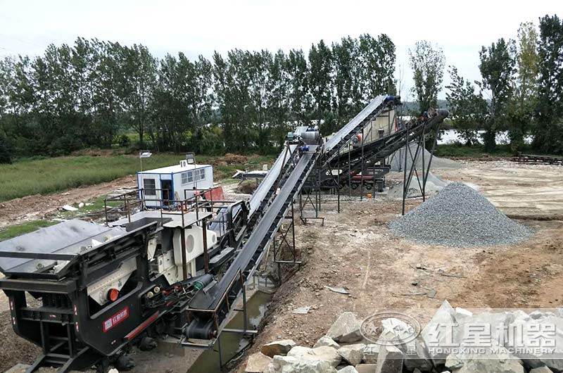 移動磕石機生産現場,兩台聯合作業 移動磕石機生産現場,兩台聯合作業