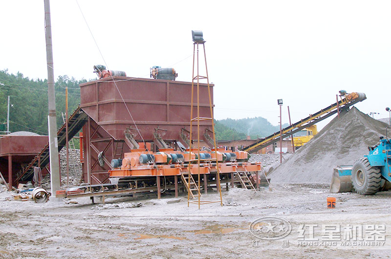 對輥破碎機生産現場,破碎河卵石 對輥破碎機生産現場,破碎河卵石