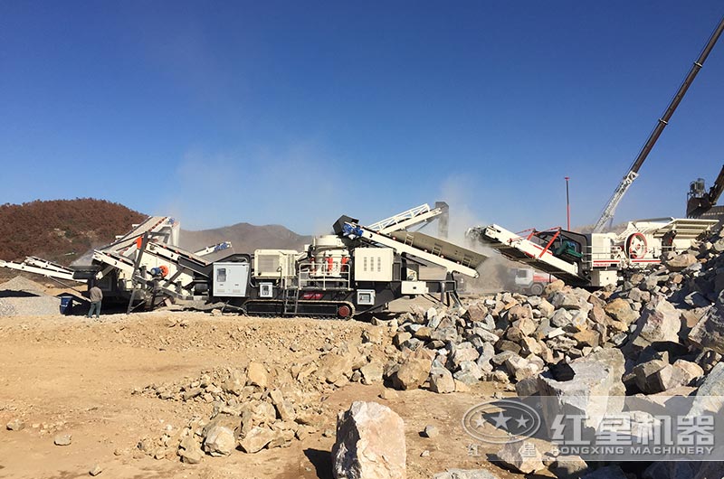 山東客戶現場,三台設備聯機作業(履帶式移動破碎站,總投資100-200萬元左右) 山東客戶現場,三台設備聯機作業(履帶式移動破碎站,總投資100-200萬元左右)