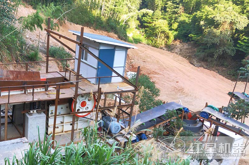 颚式破碎機作業現場圖 颚式破碎機作業現場圖