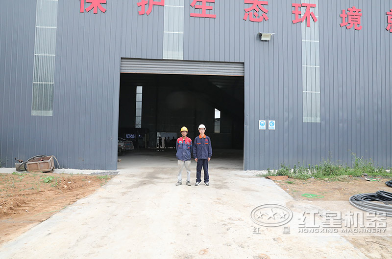 紅星技術員為客戶搭建生産線 紅星技術員為客戶安裝機器現場