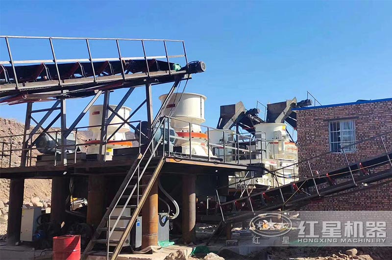 小石料中、細碎制砂現場 小石料中、細碎制砂現場